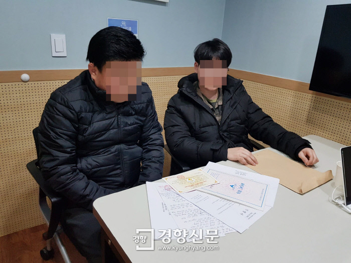 베트남 출신 박모군(오른쪽)과 한국인 양아버지 박모씨가 베트남 현지에서 보낸 박군의 중학교 입학 관련 서류를 살펴보고 있다. 유설희 기자 sorry@kyunghyang.com